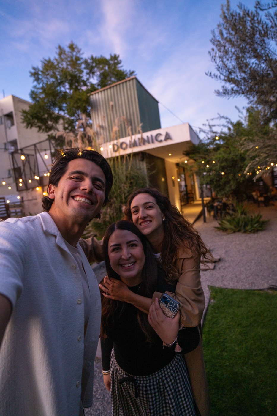 Grupo de amigos celebrando en la terraza de Dominica 19 al atardecer