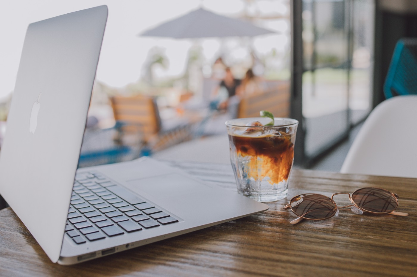 Persona trabajando con laptop y café en una mesa de Dominica 19