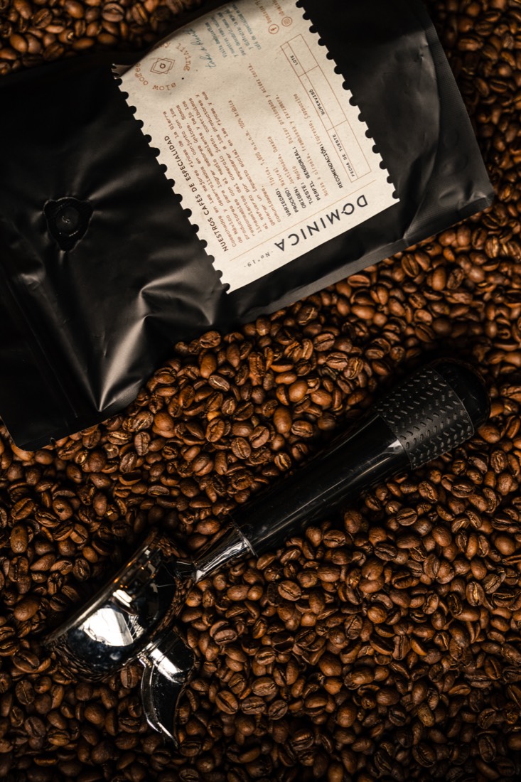 Bolsa de café de Dominica 19 sobre una superficie de madera